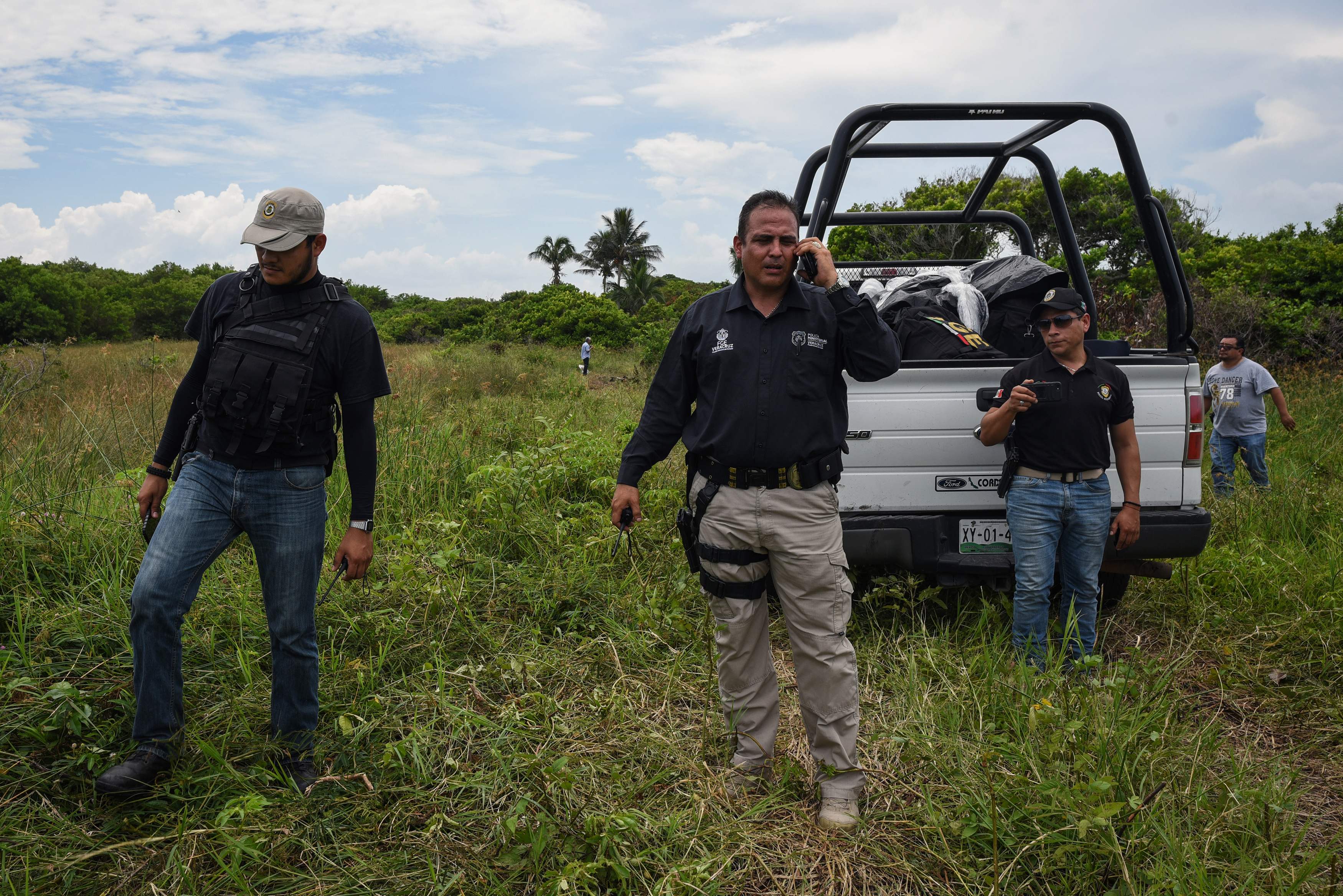 عناصر من الشرطة المكسيكية بموقع العثور على مقبرة