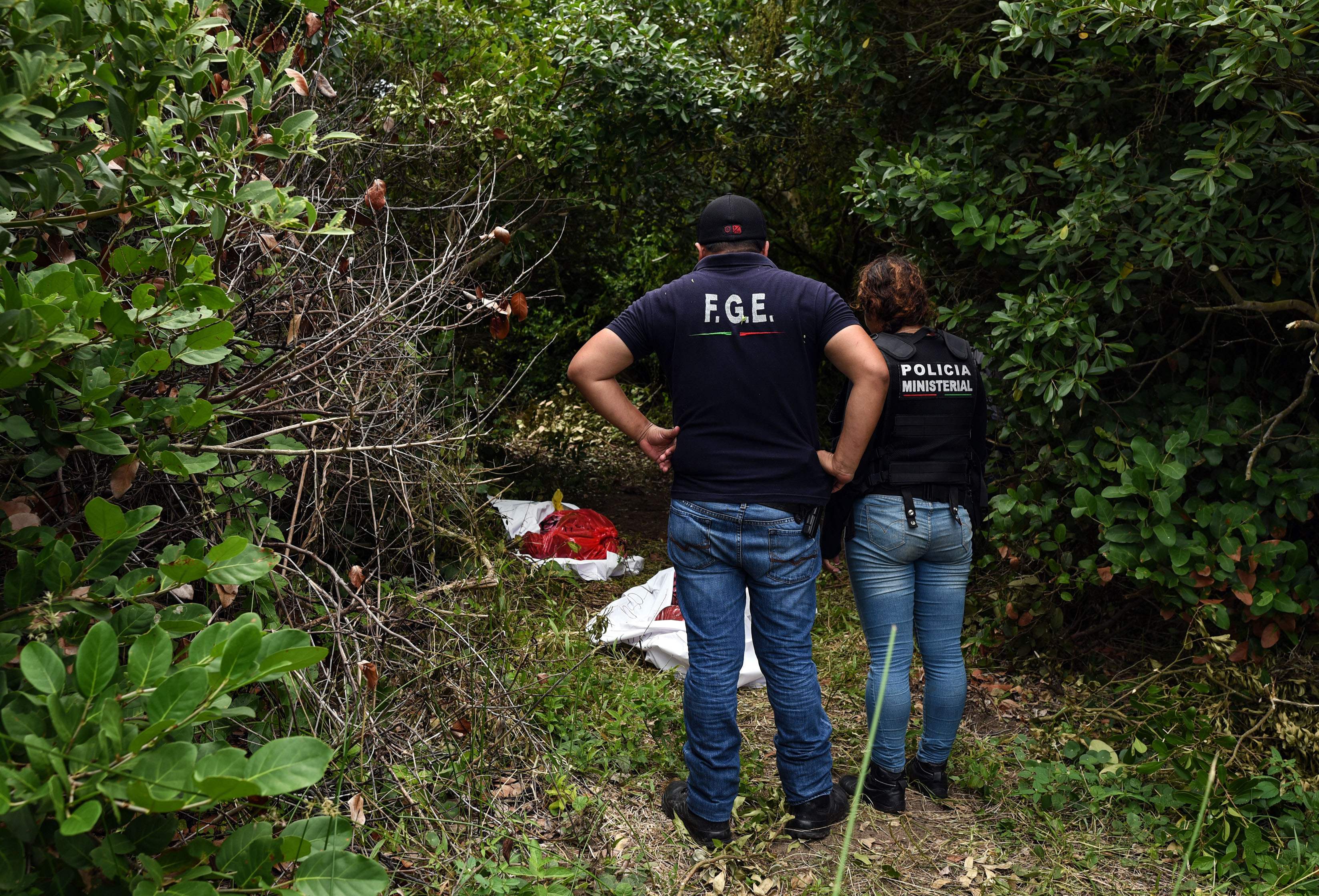 الشرطة المكسيكية تستخرج الضحايا