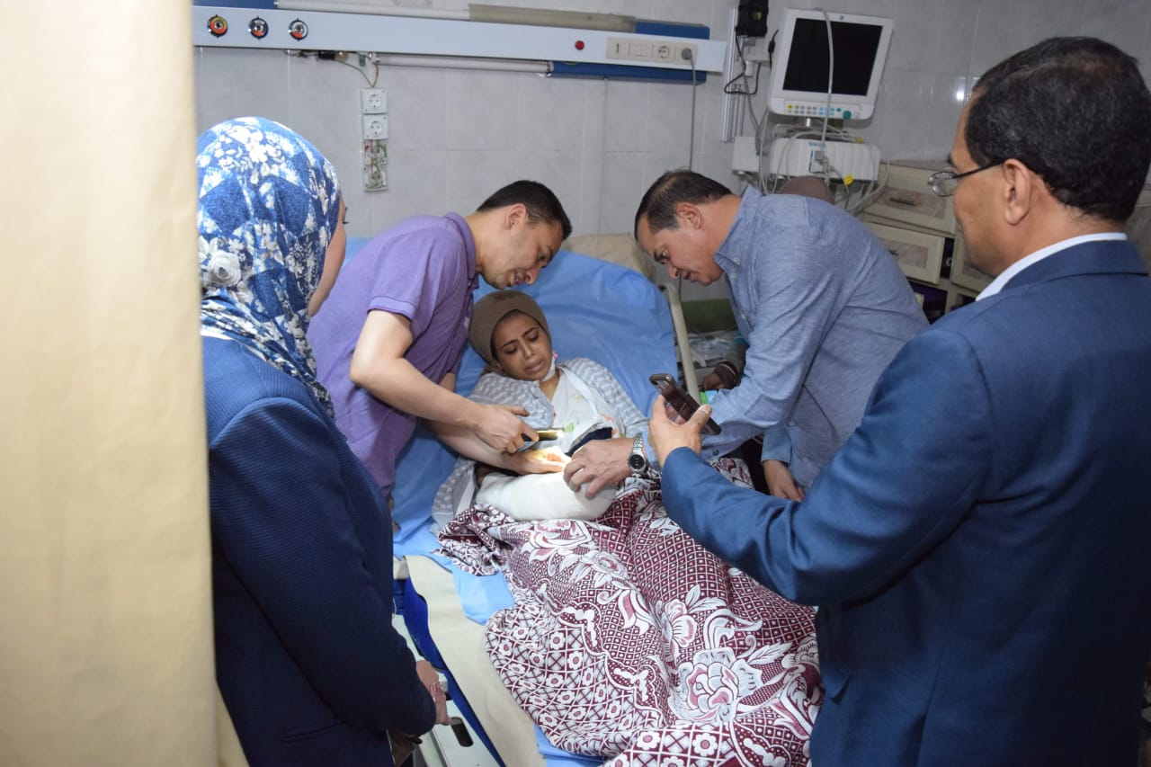 أطباء المستشفى الجامعى بسوهاج ينقذون يد فتاه من البتر (2)