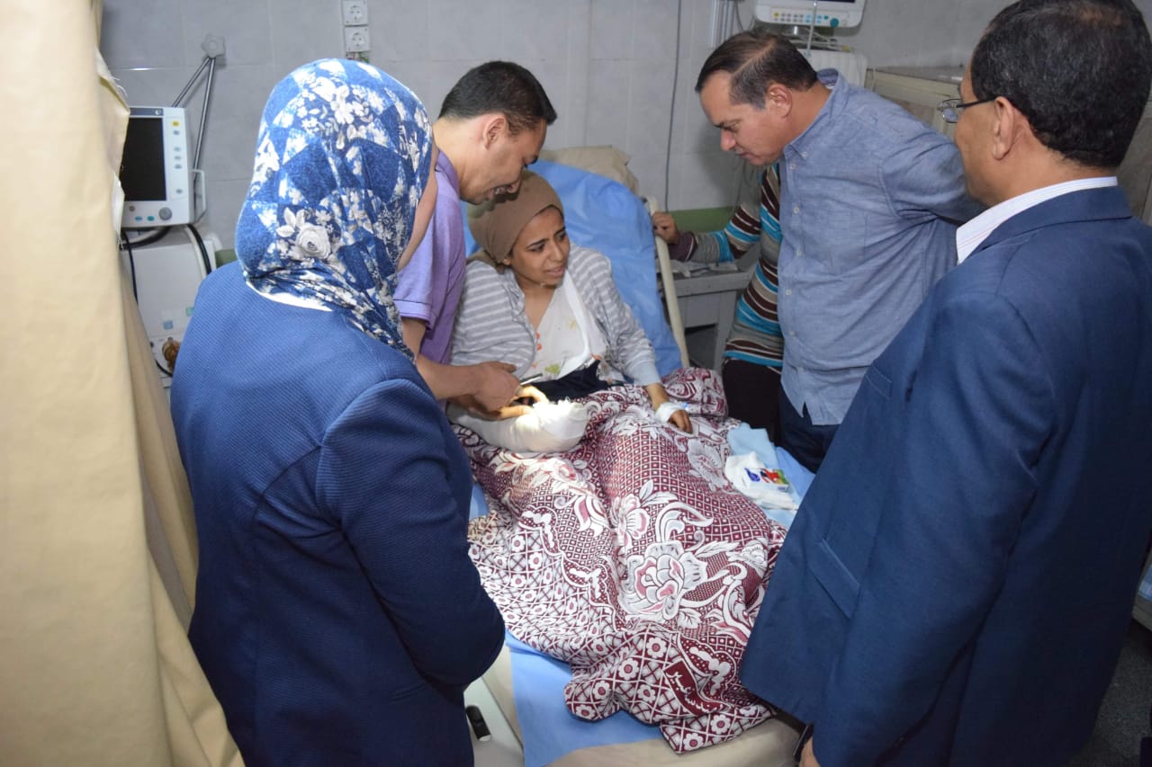 أطباء المستشفى الجامعى بسوهاج ينقذون يد فتاه من البتر (1)