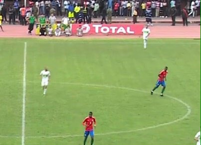 لاعبو الجزائر يجلسون على الأرض