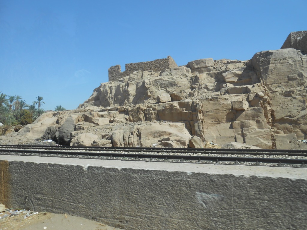 الصخور والسكة الحديد