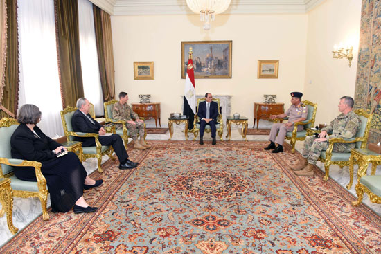 السيسي يبحث مع قائد المنطقة المركزية الأمريكية (2)
