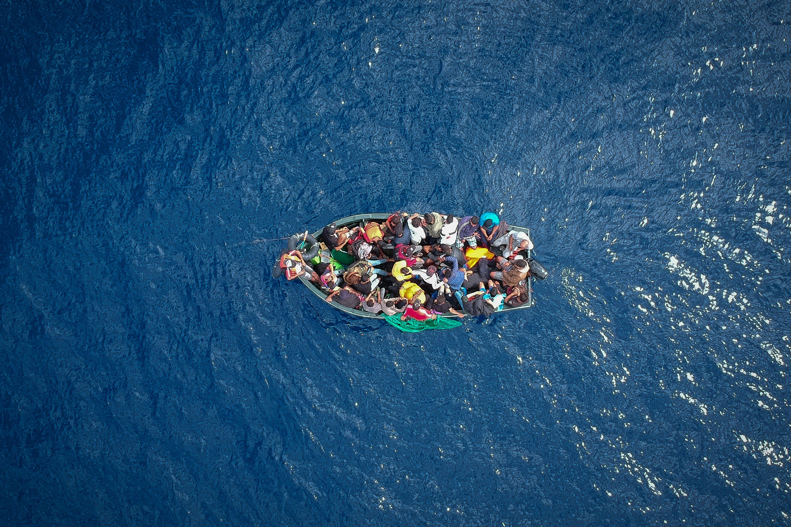 قارب المهاجرين فى عرض البحر 