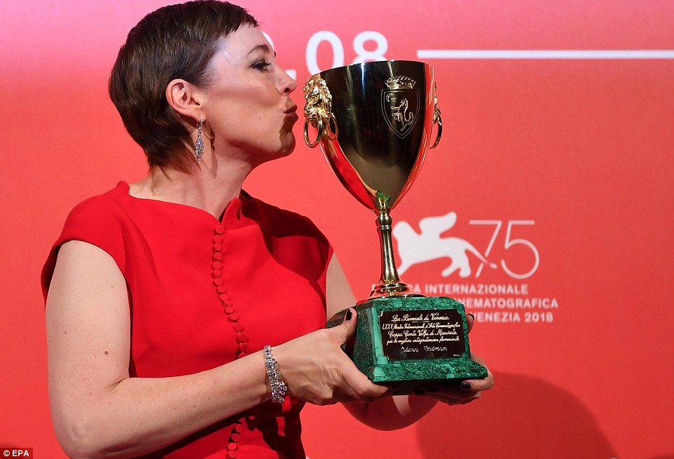 أوليفيا كولمان تحصد جائزة أفضل ممثلة