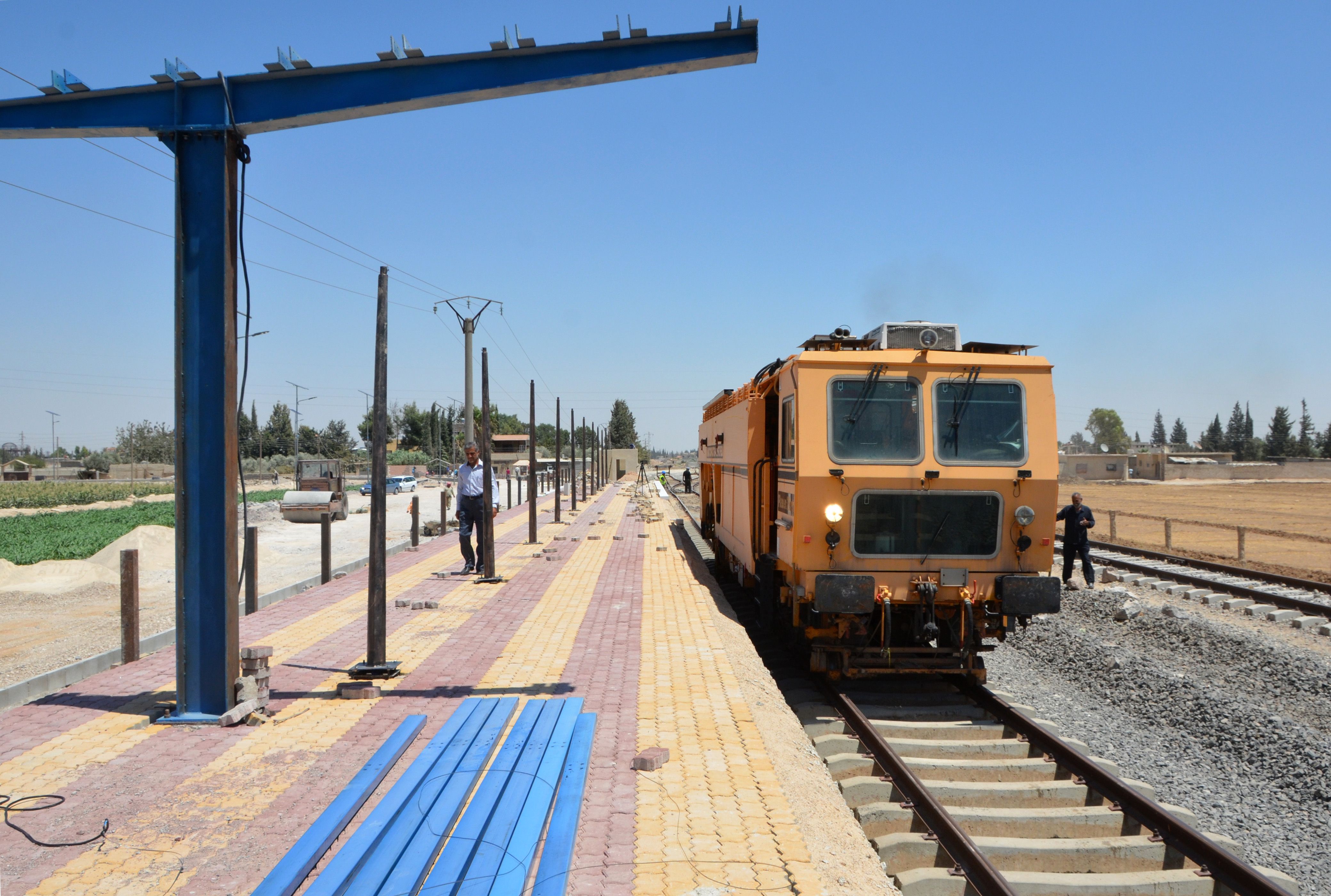 السوريون يعيدون الحياة لشبكة السكك الحديدية فى دمشق