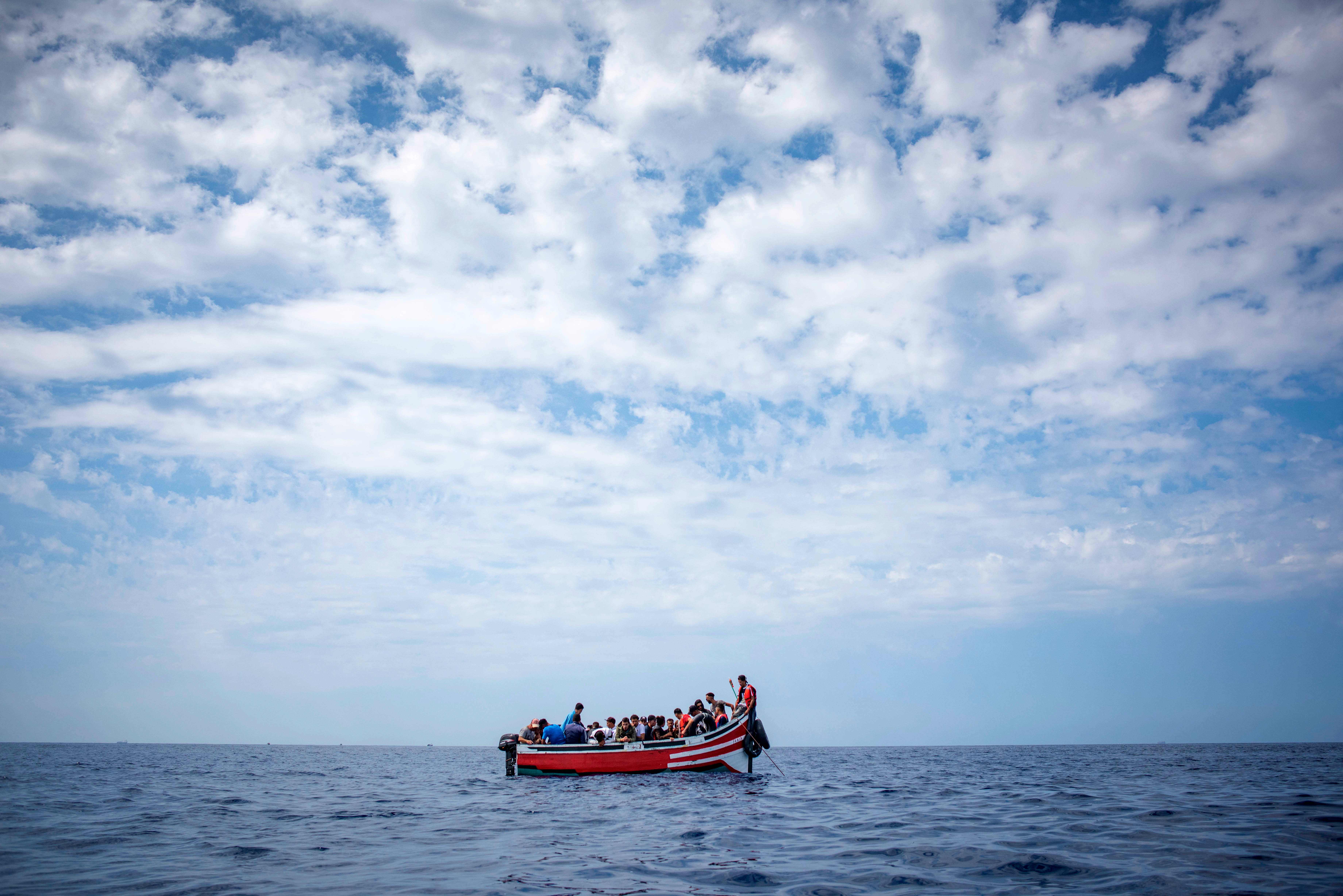  قارب المهاجرين اثناء الابحار 