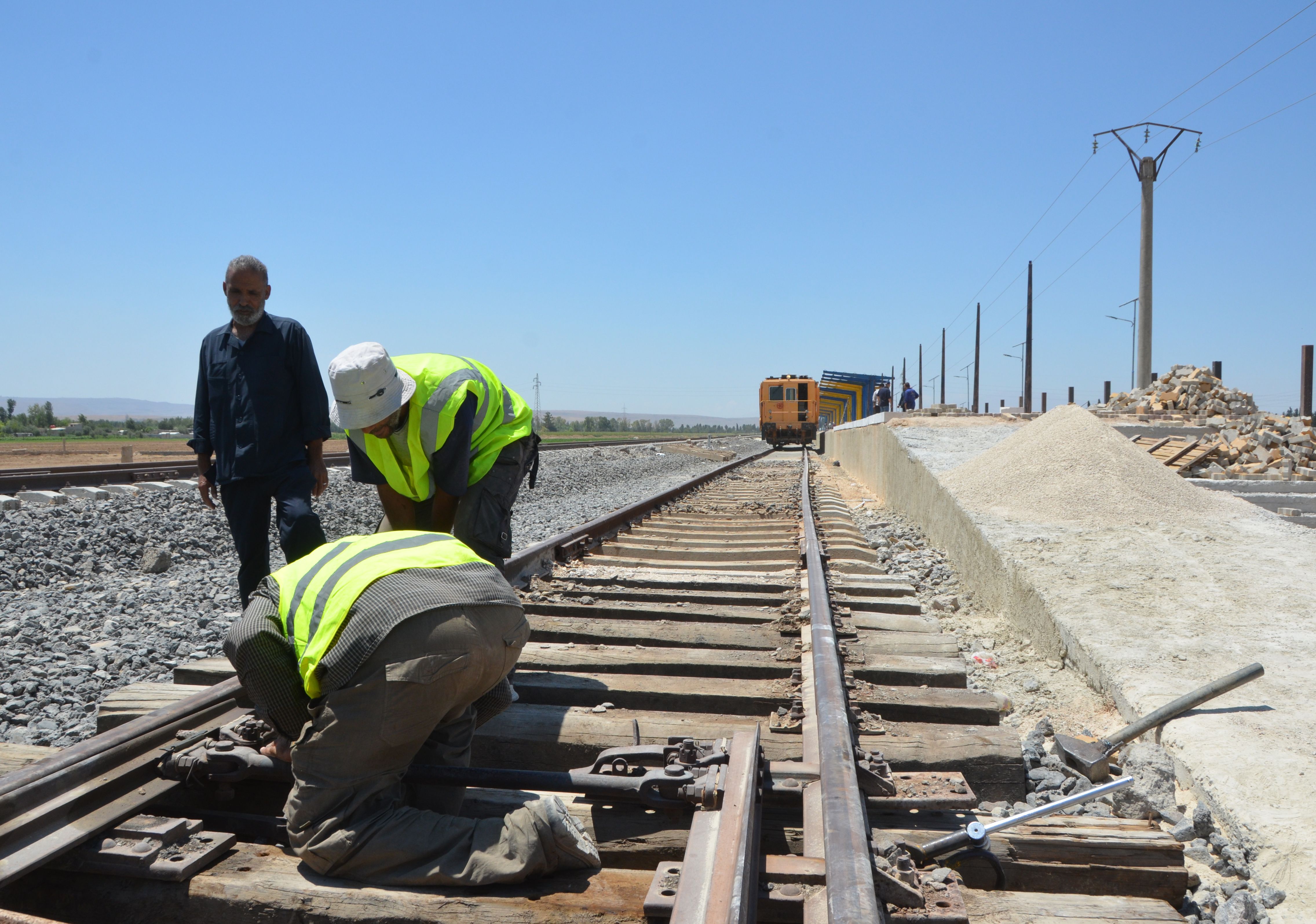 السوريون يعيدون الحياة لشبكة السكك الحديدية 