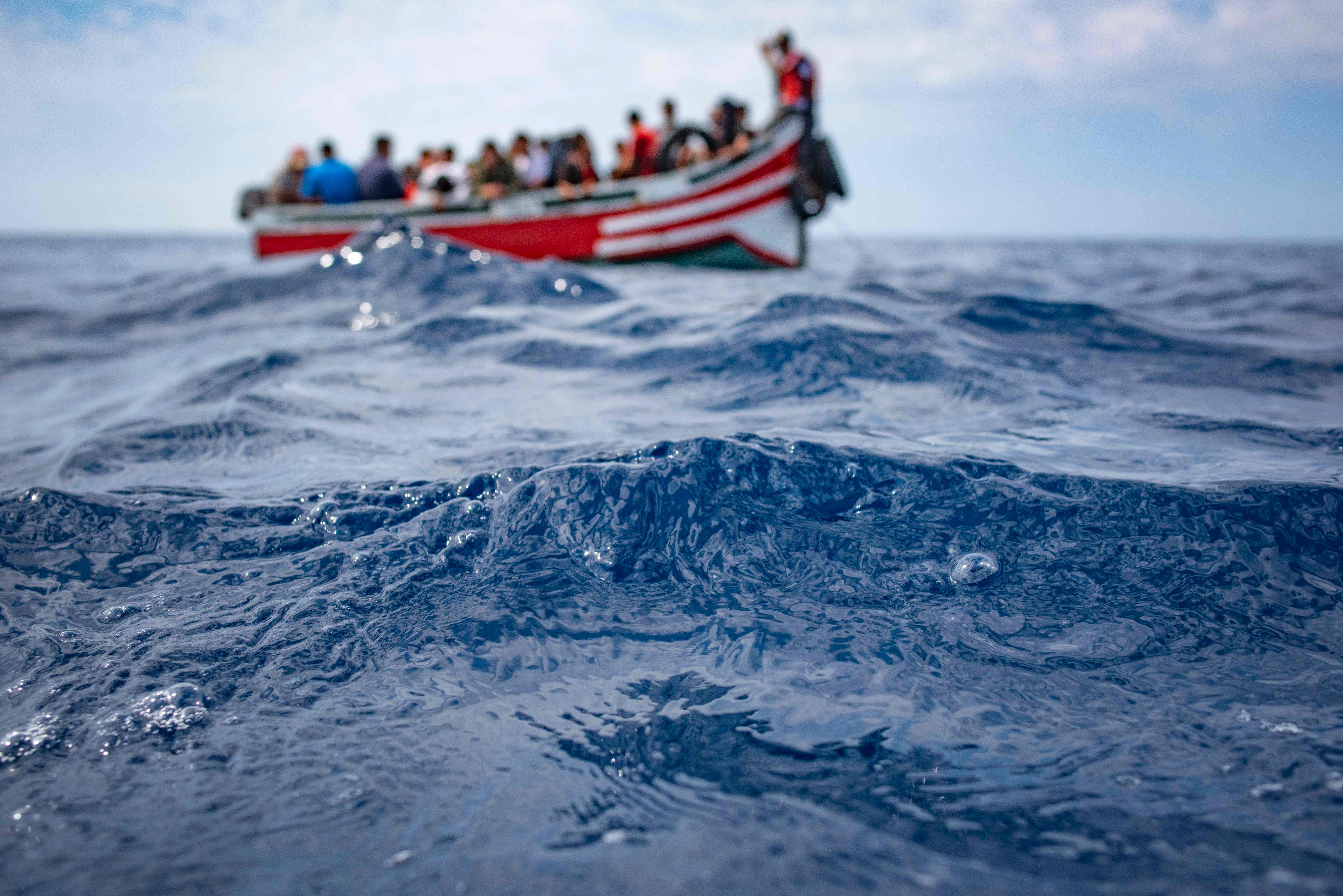 قارب يقترب من 157 مهاجرا تقطعت بهم السبل فى مضيق جبل طارق