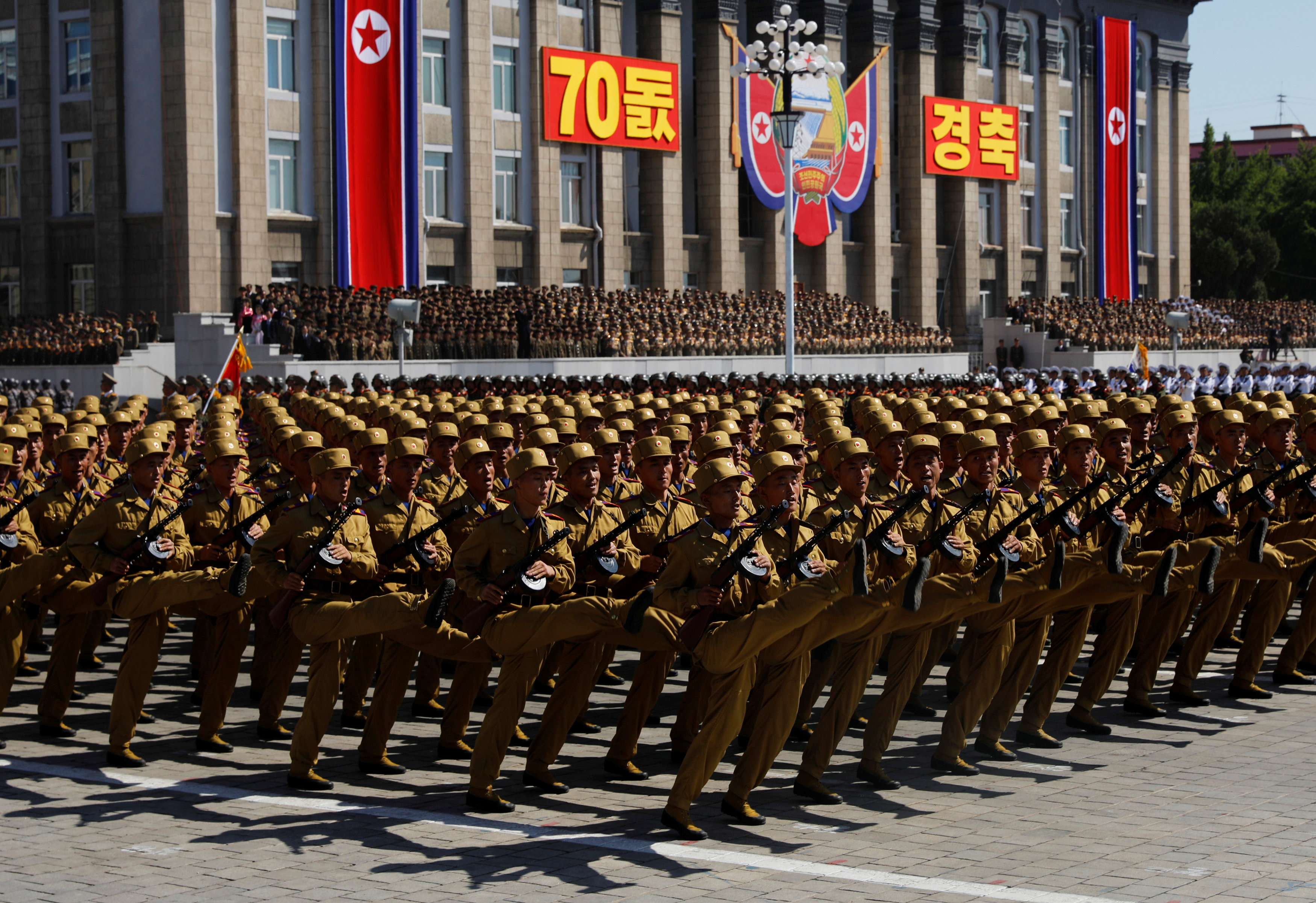 جنود يسيرون خلال مسيرة عسكرية بمناسبة الذكرى السبعين لتأسيس كوريا الشمالية 