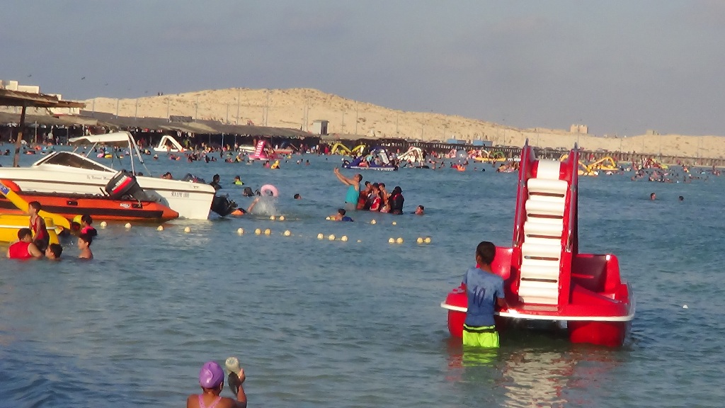 فيديو وصور .. إقبال متوسط على مصيف مطروح والساحل الشمالى مع قرب نهاية الصيف  - اليوم السابع