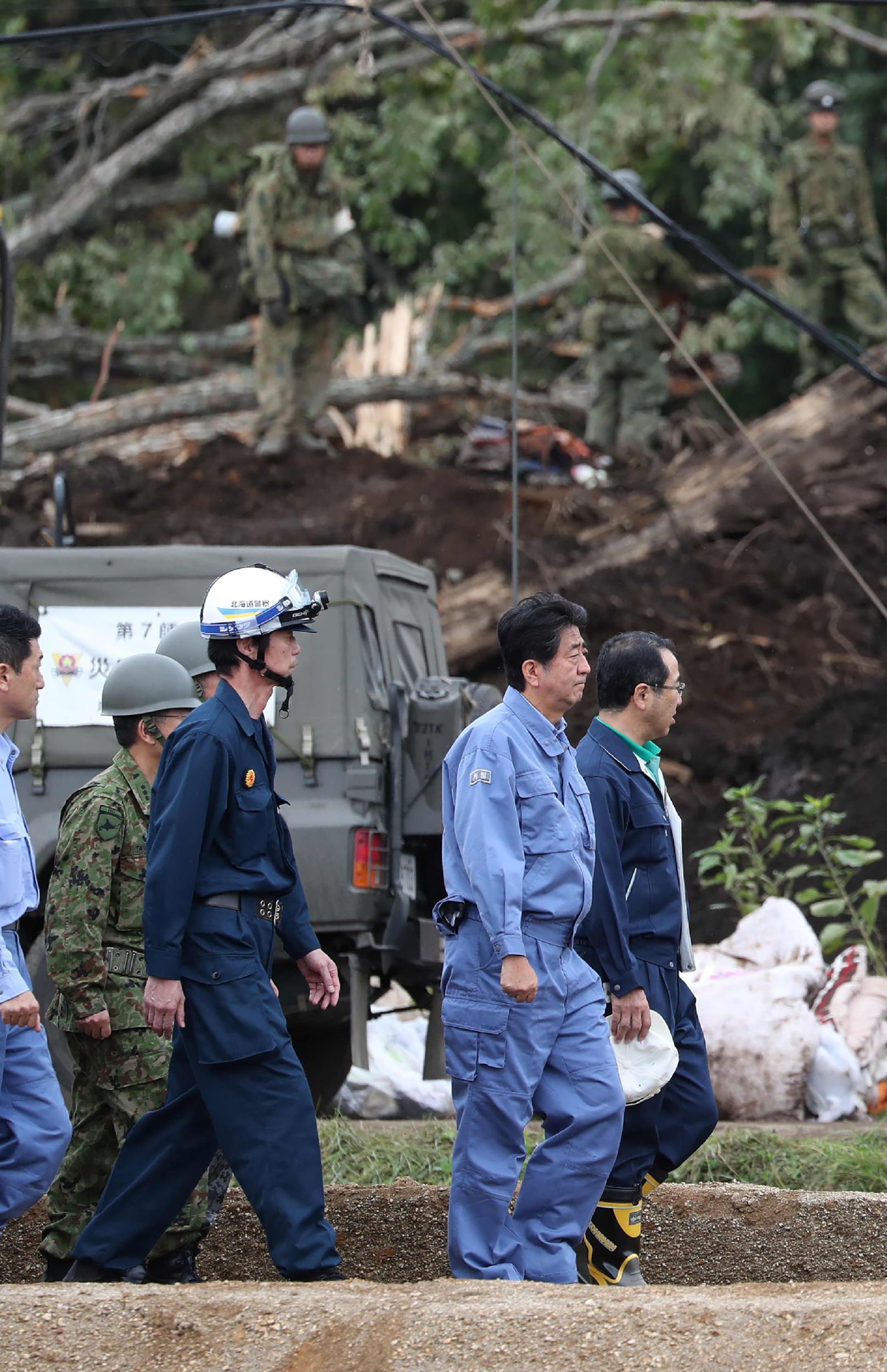 رئيس الوزراء اليابانى بموقع الزلزال 