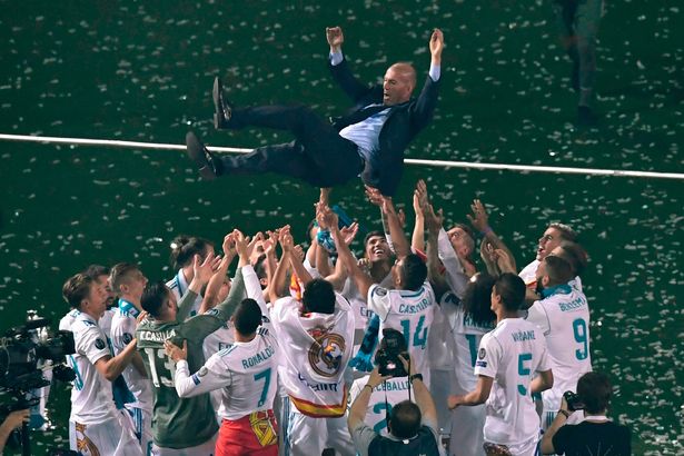 لاعبو ريال مدريد يحملون زيدان بعد التتويج بلقب دورى أبطال أوروبا لاعبو ريال مدريد يحملون زيدان بعد التتويج بلقب دورى أبطال أوروبا
