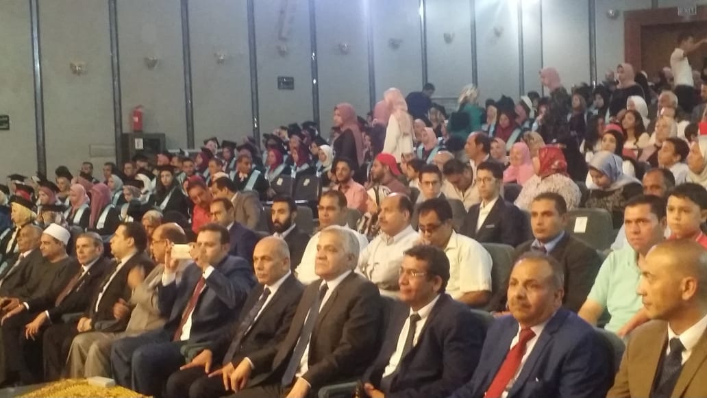 رئيس جامعة دمنهور يشارك فى حفل تخرج طلاب الدفعة السابعة بكلية الطب البيطري رئيس جامعة دمنهور يشارك فى حفل تخرج طلاب الدفعة السابعة بكلية الطب البيطري