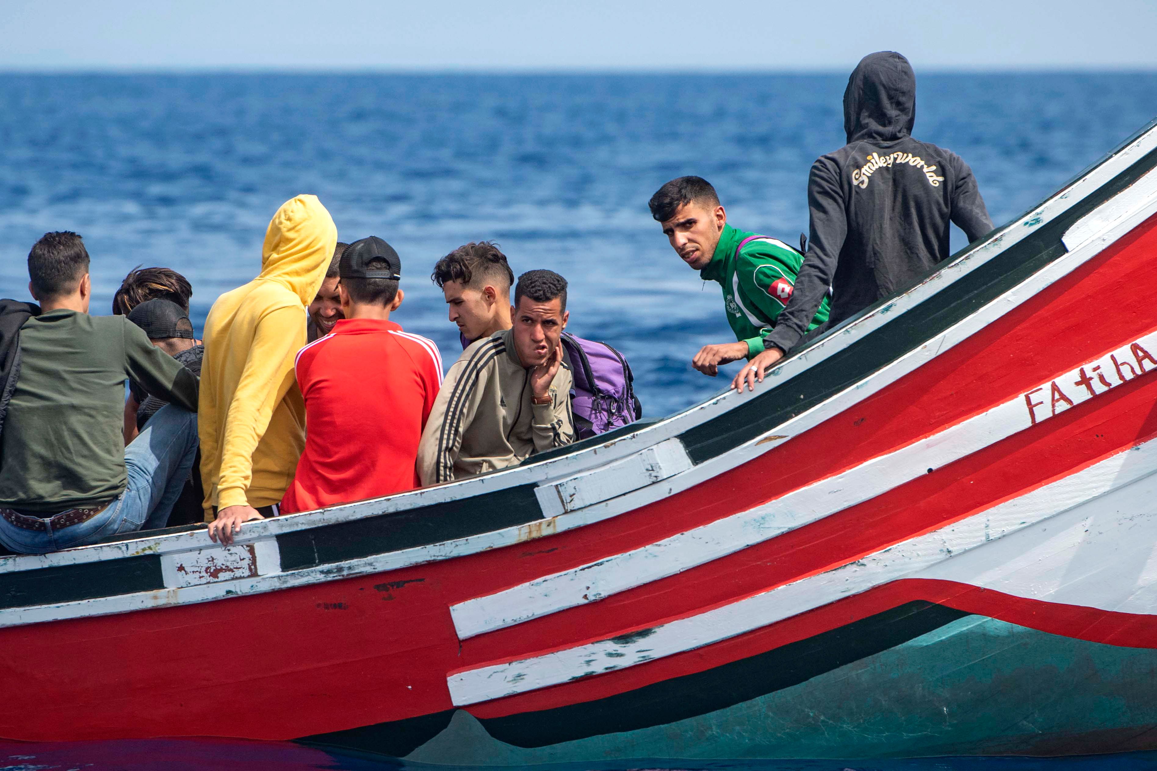  افراد من المهاجرين الشباب بداخل القارب 