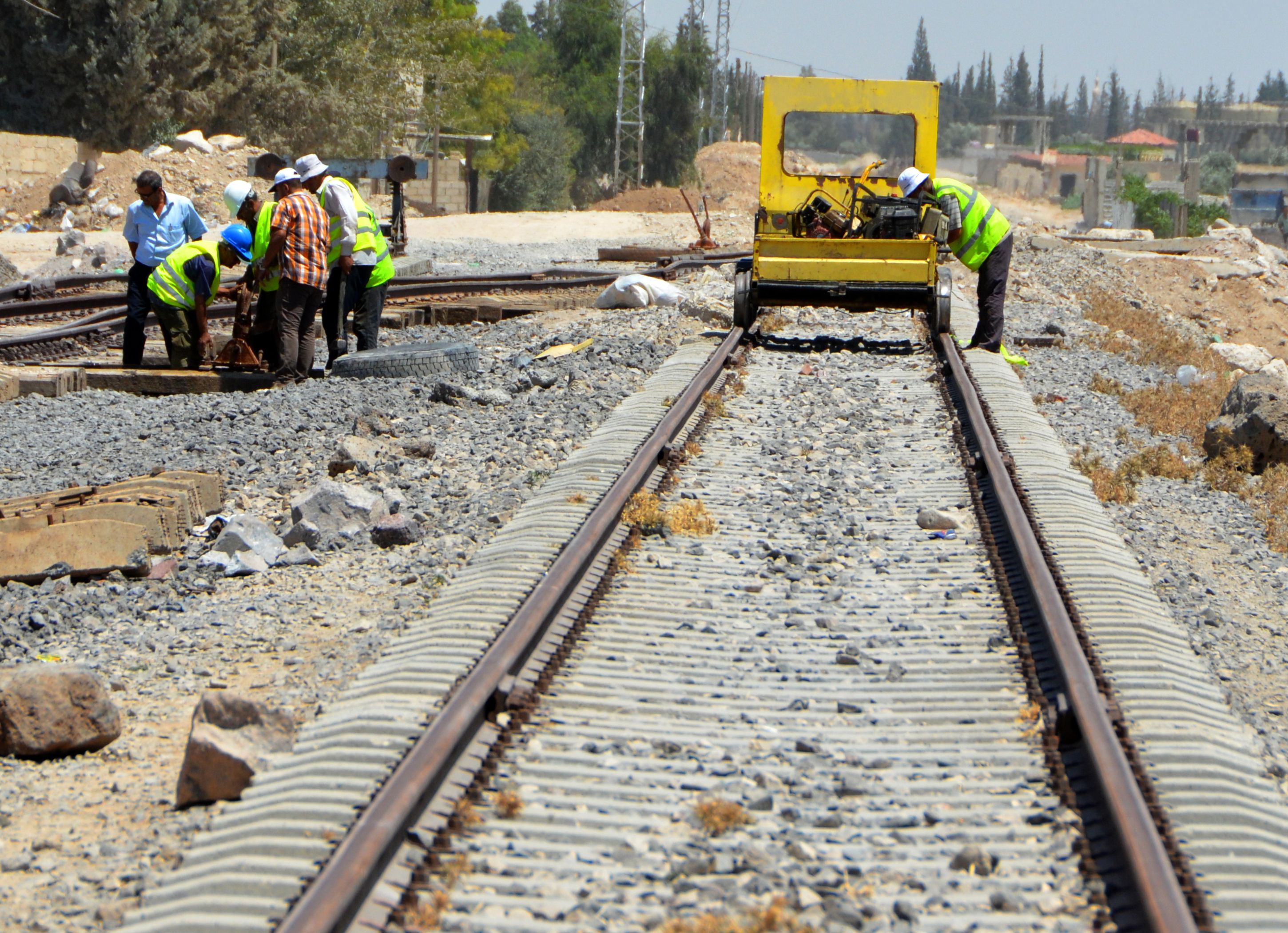 السوريون يعيدون الحياة لشبكة السكك الحديدية 