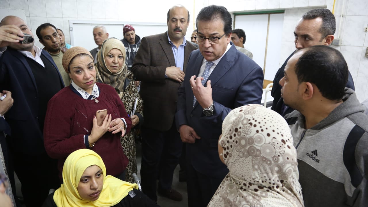 وزير التعليم العالى أثناء زيارته لمستشفى القصر العينى  (2)
