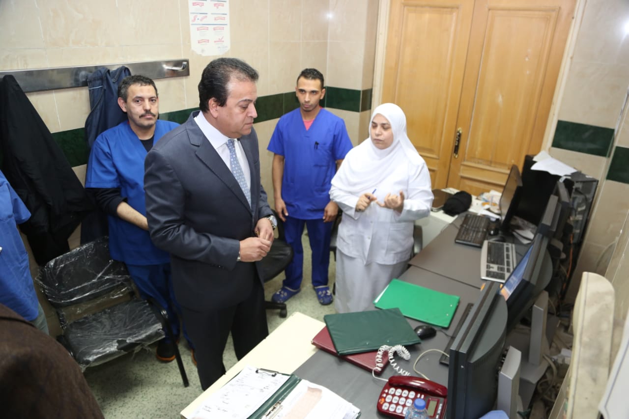 وزير التعليم العالى أثناء زيارته لمستشفى القصر العينى  (3)