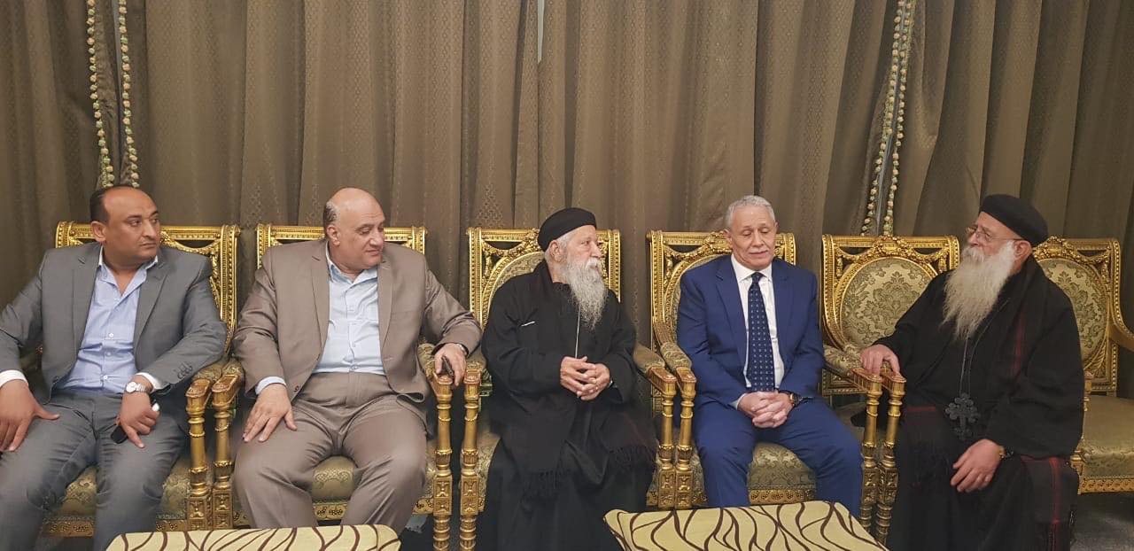 محافظ الأقصر يهنئ القباط بالعام الجديد ورأس السنة بزيارة كاتدرائية السيدة العذراء (2)