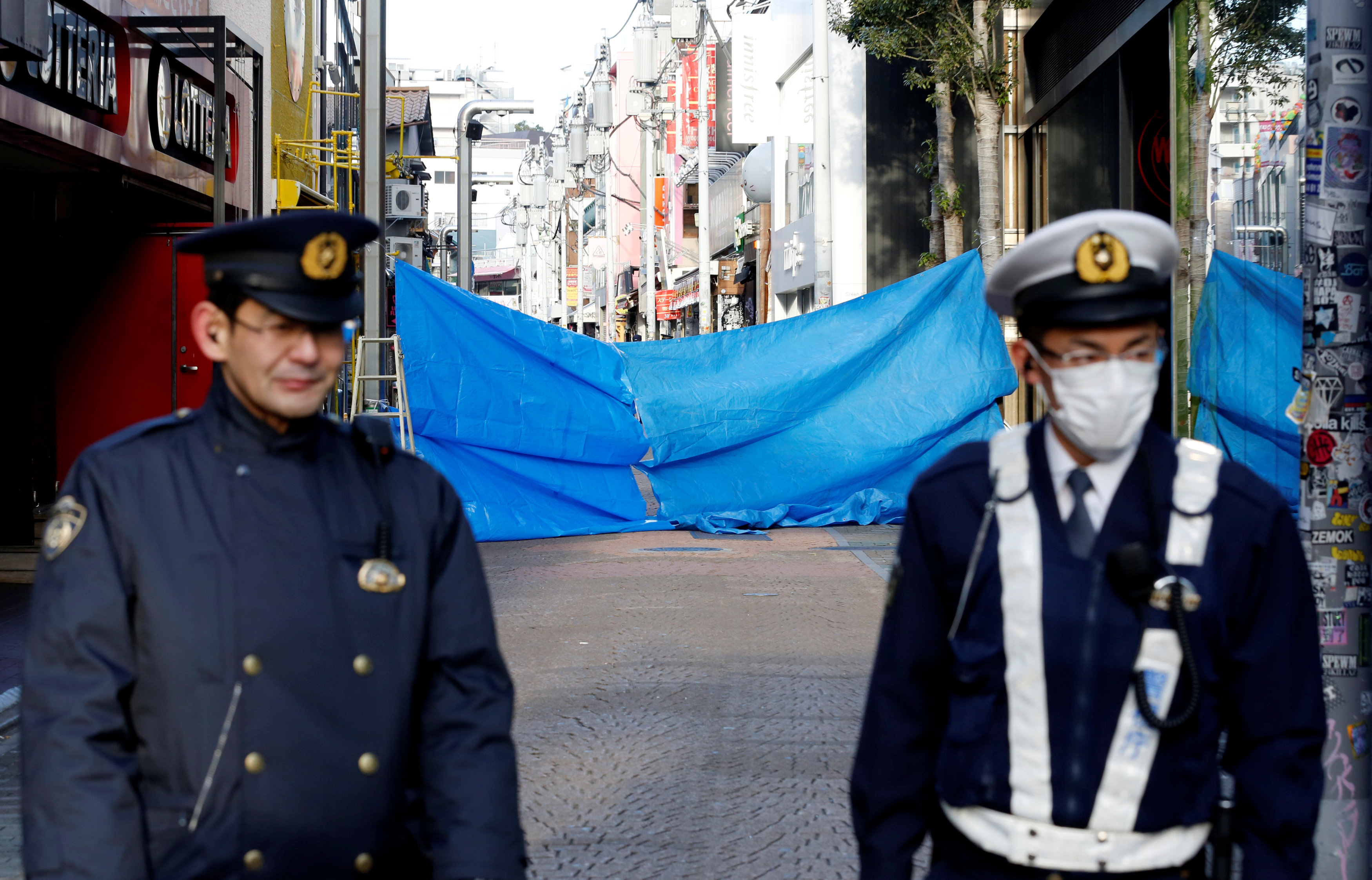 الشرطة اليابانية بجوار الحادث