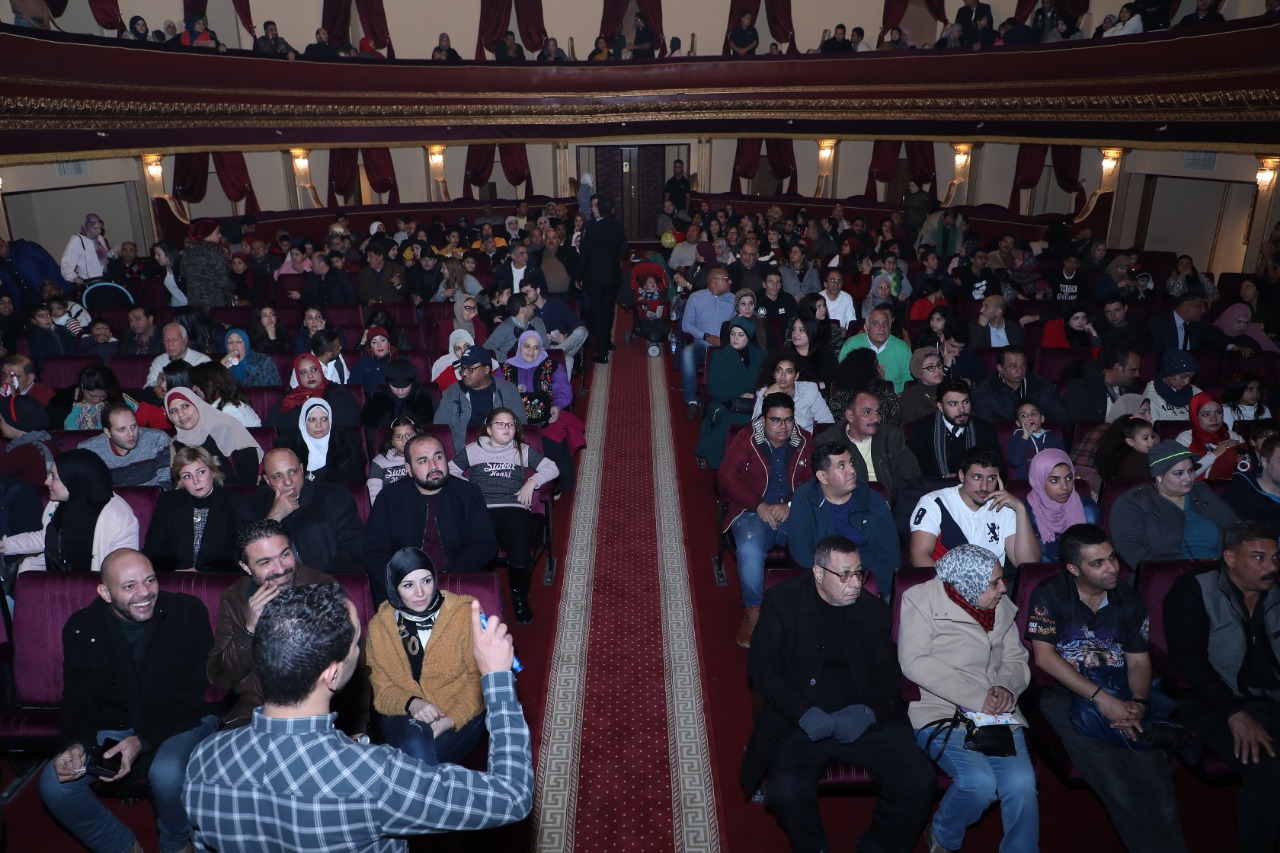 صور فرقة أشرف عبد الباقى تحتفل بالسنة الجديدة على مسرح الريحانى اليوم السابع