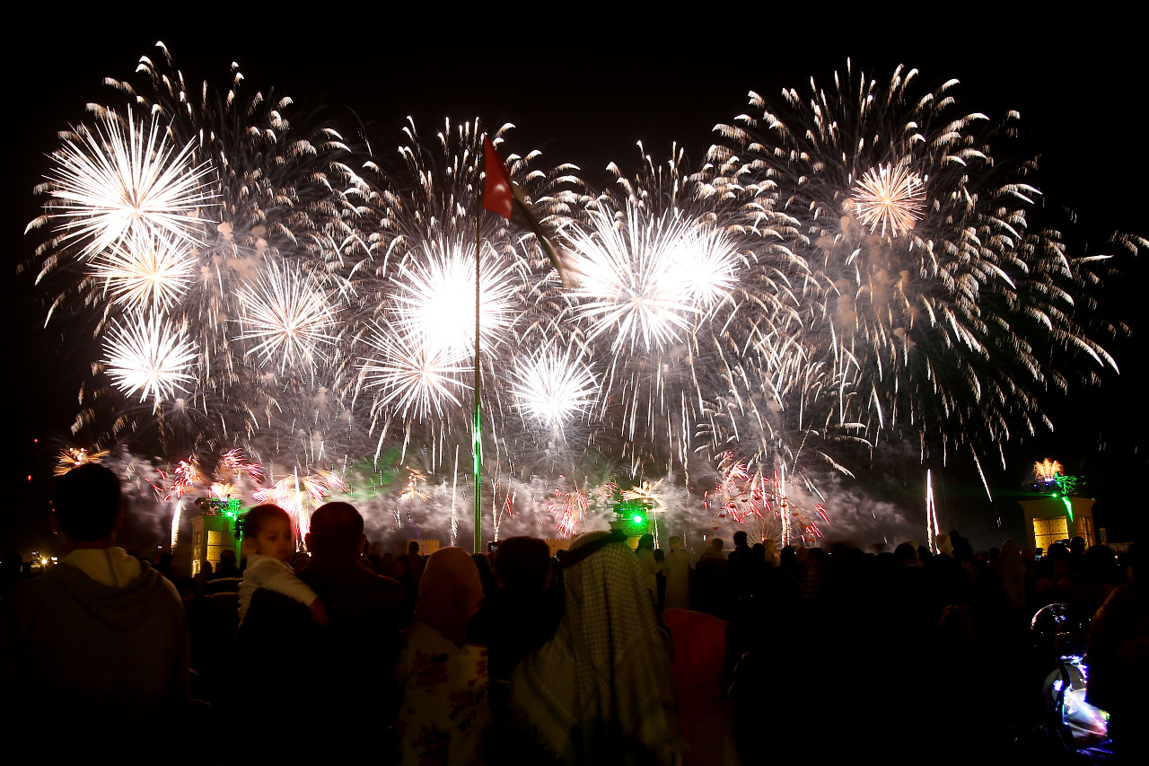 الإماراتيون يحتفلون