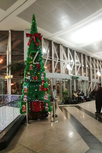 بابا نويل فى مطار القاهرة (2)