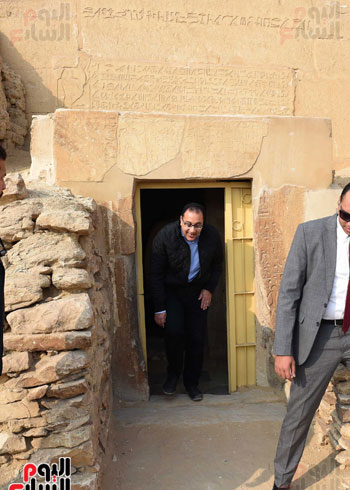 رئيس الوزراء يتفقد مشروعات الترميم بمنطقة آثار سقارة  (13)