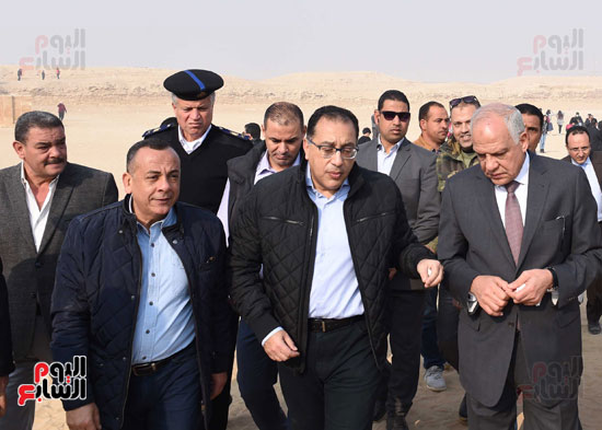 رئيس الوزراء يتفقد مشروعات الترميم بمنطقة آثار سقارة  (20)