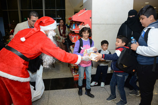 بابا نويل فى مطار القاهرة (5)
