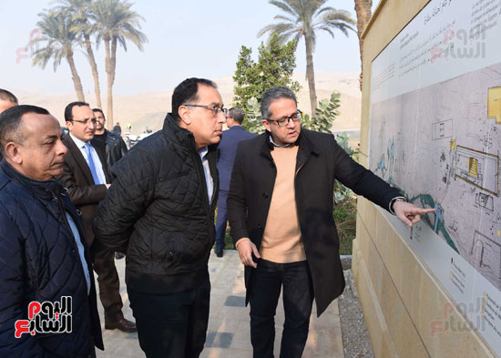 رئيس الوزراء يتفقد مشروعات الترميم بمنطقة آثار سقارة  (1)