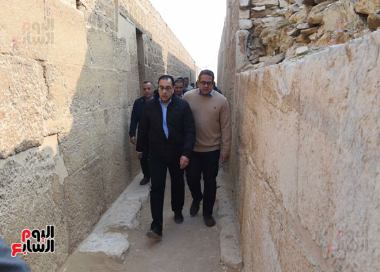 رئيس الوزراء يتفقد مشروعات الترميم بمنطقة آثار سقارة  (14)