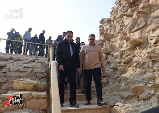 رئيس الوزراء يتفقد مشروعات الترميم بمنطقة آثار سقارة  (15)
