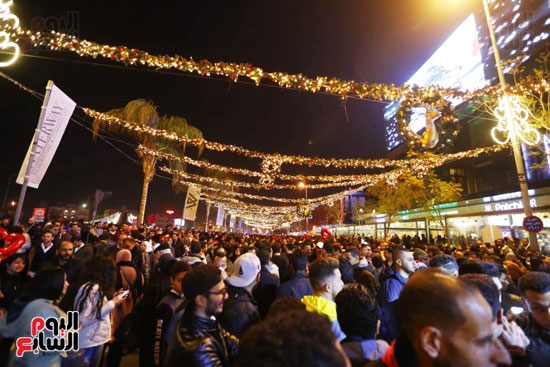 المواطنين يستقبلون العام الجديد فى وتر واى التجمع بالاحتفالات (4)