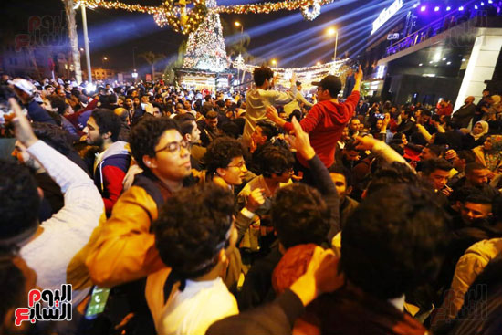 المواطنين يستقبلون العام الجديد فى وتر واى التجمع بالاحتفالات (12)