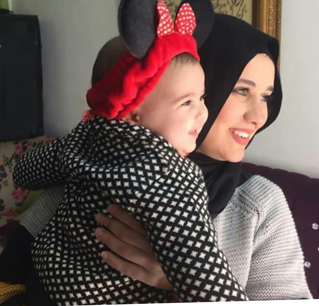 مكة أحمد الشيخ  أبنة نجم الأهلى مع والدتها