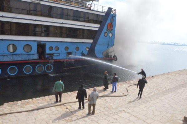 السيطرة علي حريق مركب سياحي وإنقاذ 108 سائح وإصابة 2 عمال بكورنيش إسنا (6)