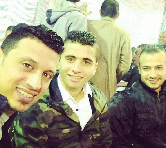 محمد محمود مع اصدقاؤه