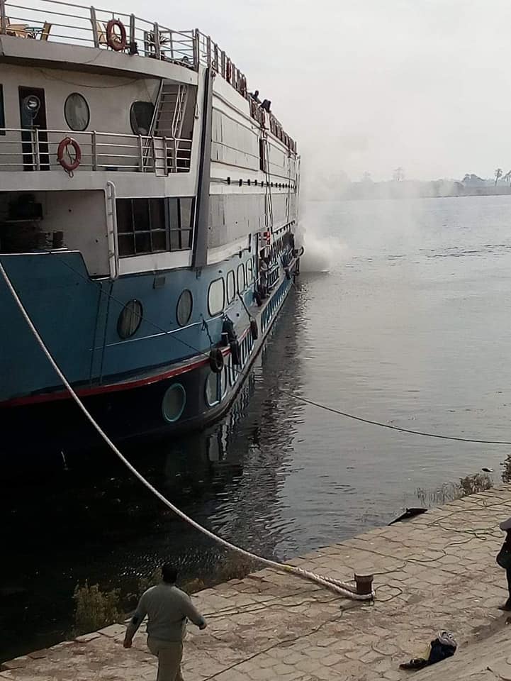 السيطرة علي حريق مركب سياحي وإنقاذ 108 سائح وإصابة 2 عمال بكورنيش إسنا (3)