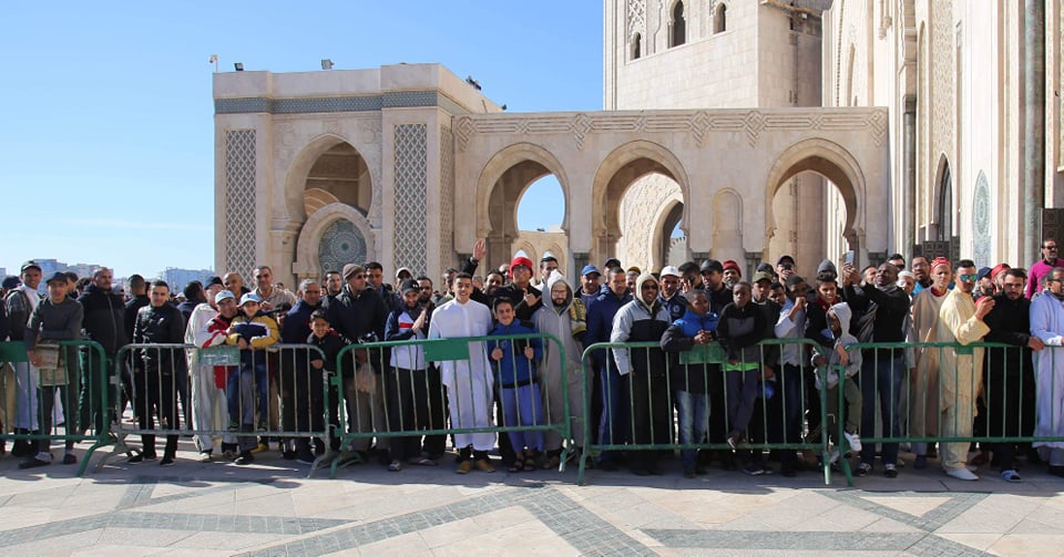 جماهير المغرب تتجمع لتحية الزمالك بعد الصلاة وتأخير المران ساعة