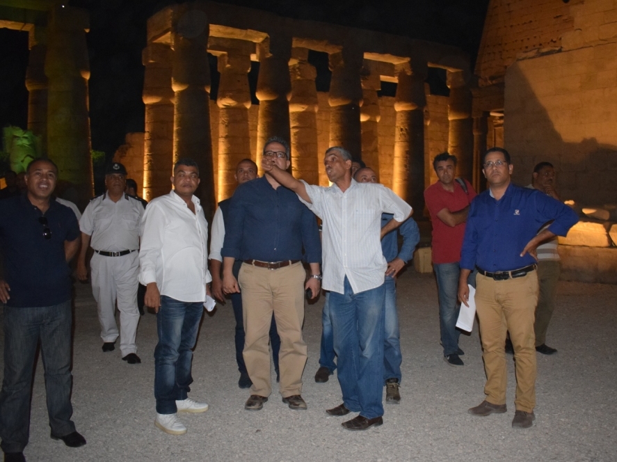 وزير الآثار يكرم مدير معبد الأقصر لنجاحاته في تركيب تمثالين لرمسيس بواجهة المعبد (2)