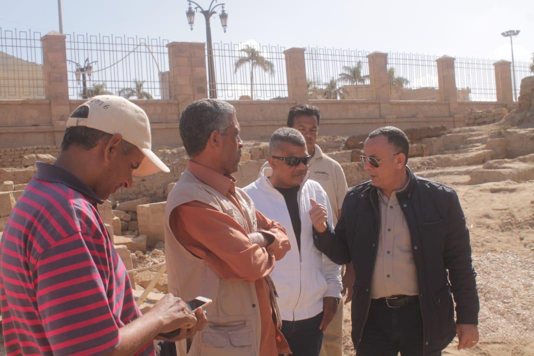 وزير الآثار يكرم مدير معبد الأقصر لنجاحاته في تركيب تمثالين لرمسيس بواجهة المعبد (4)