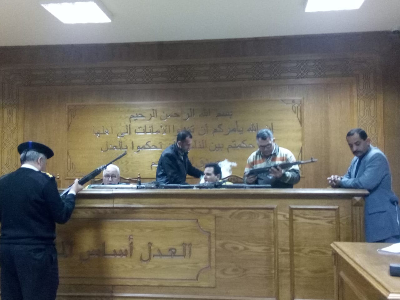 هيئة المحكمة برئاسة المستشار محمد سعيد الشربينى تفض احراز العائدون من ليبيا (4)