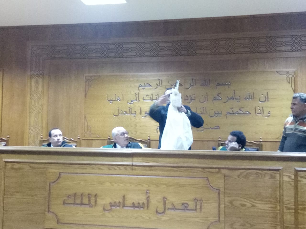 هيئة المحكمة برئاسة المستشار محمد سعيد الشربينى تفض احراز العائدون من ليبيا (9)