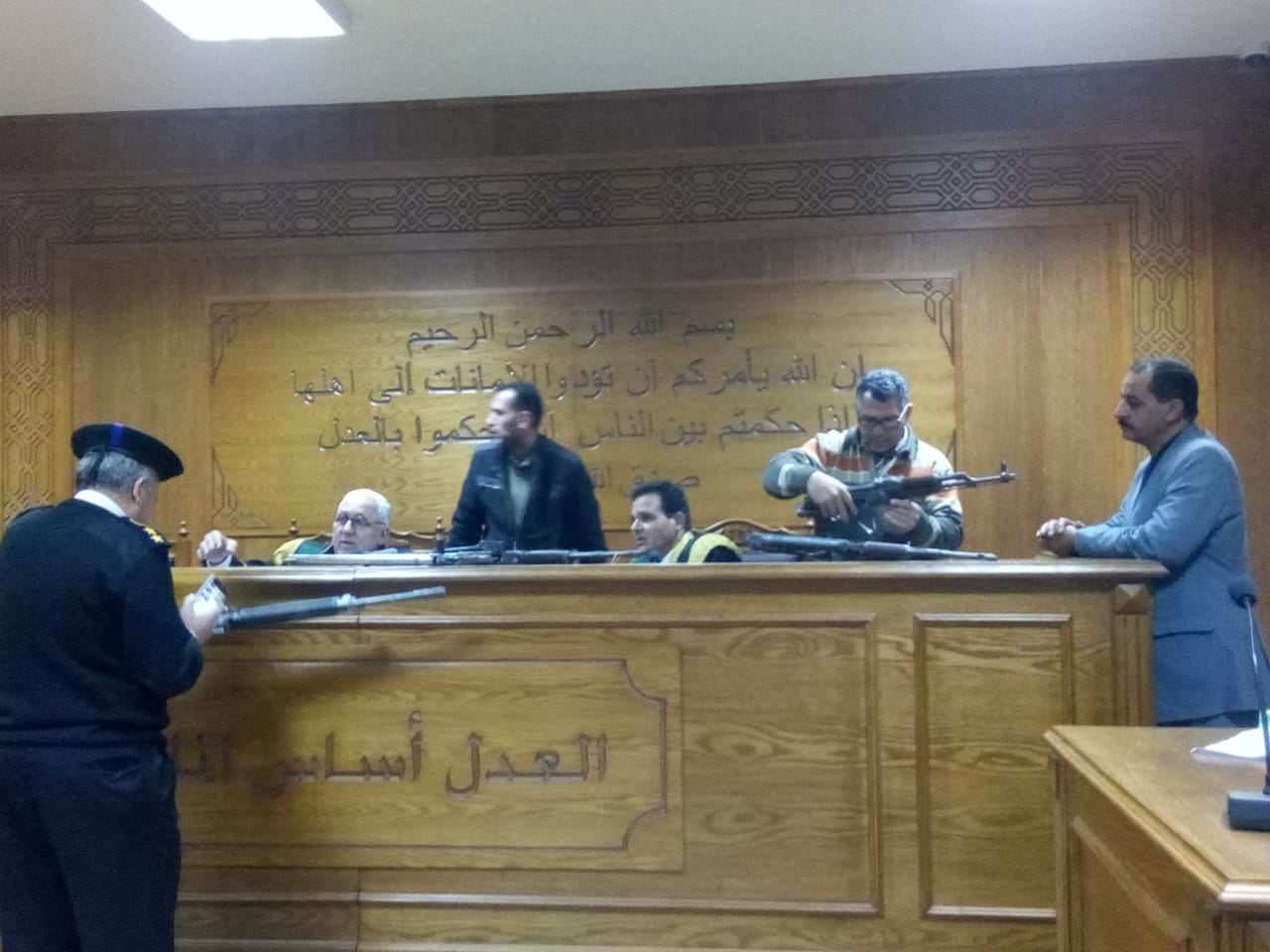 هيئة المحكمة برئاسة المستشار محمد سعيد الشربينى تفض احراز العائدون من ليبيا (2)