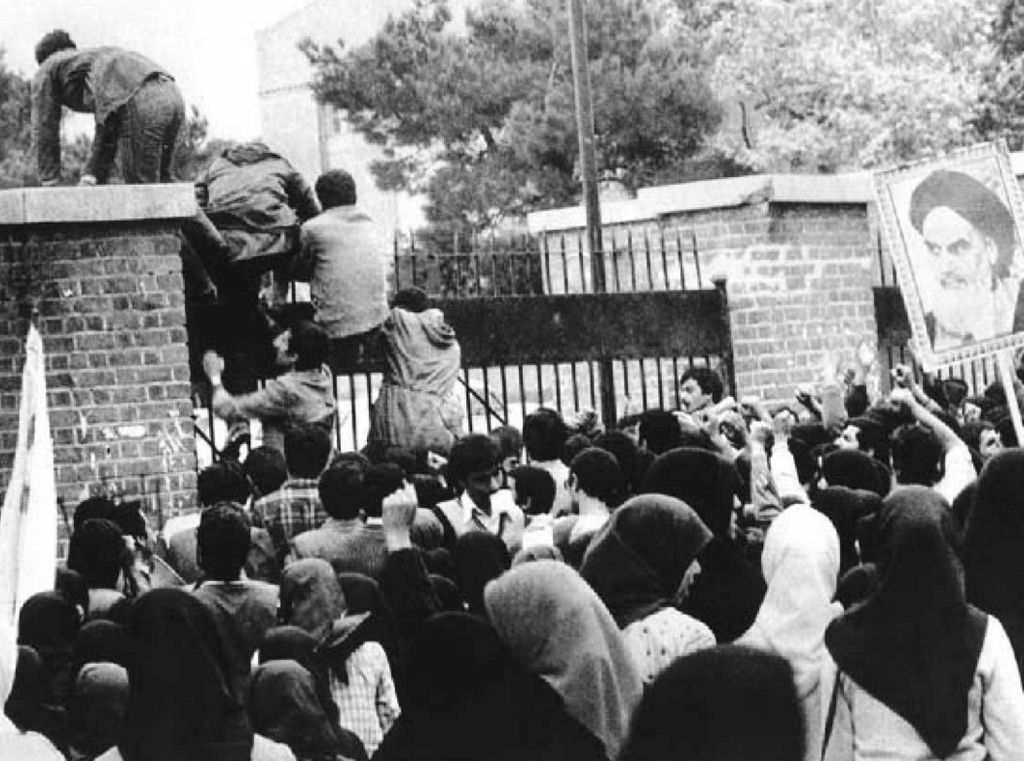 قفز المحتجين على اسوار السفارة