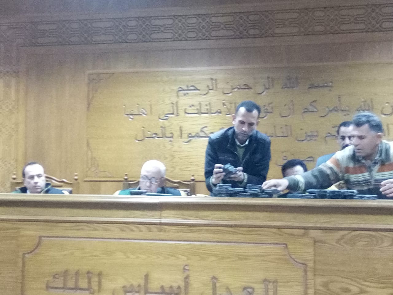 هيئة المحكمة برئاسة المستشار محمد سعيد الشربينى تفض احراز العائدون من ليبيا (1)