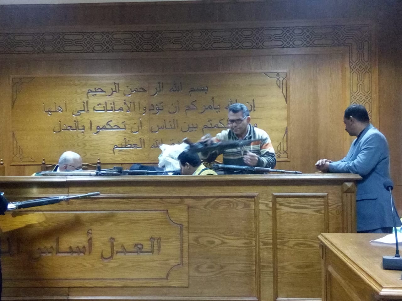 هيئة المحكمة برئاسة المستشار محمد سعيد الشربينى تفض احراز العائدون من ليبيا (3)