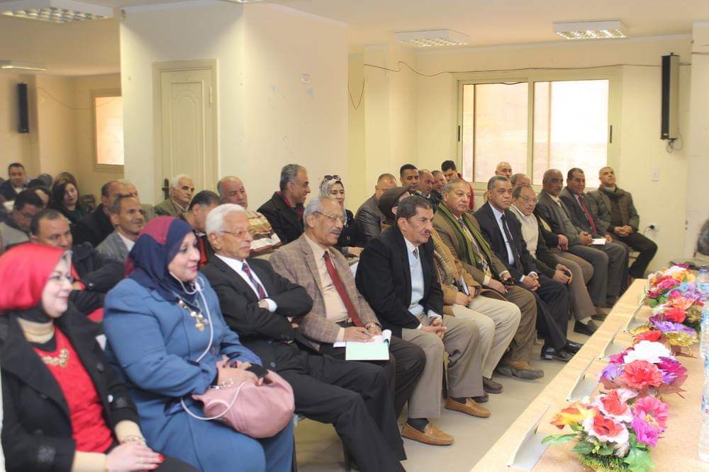  نقيب المعلمين خلال لقاءه عدد من معلمي مراكز محافظة المنيا (2)