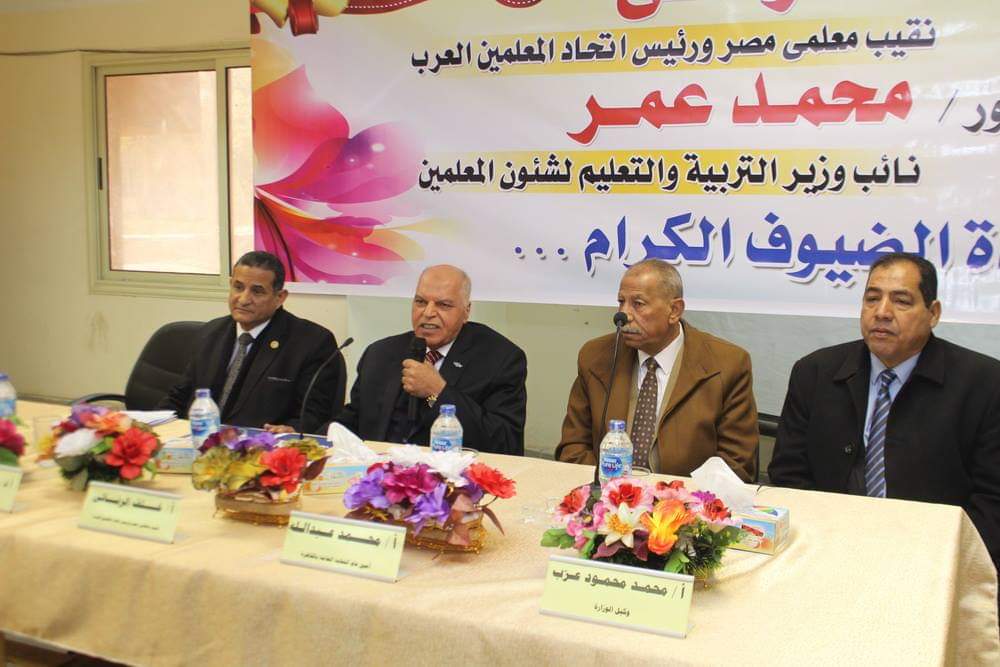  نقيب المعلمين خلال لقاءه عدد من معلمي مراكز محافظة المنيا (1)